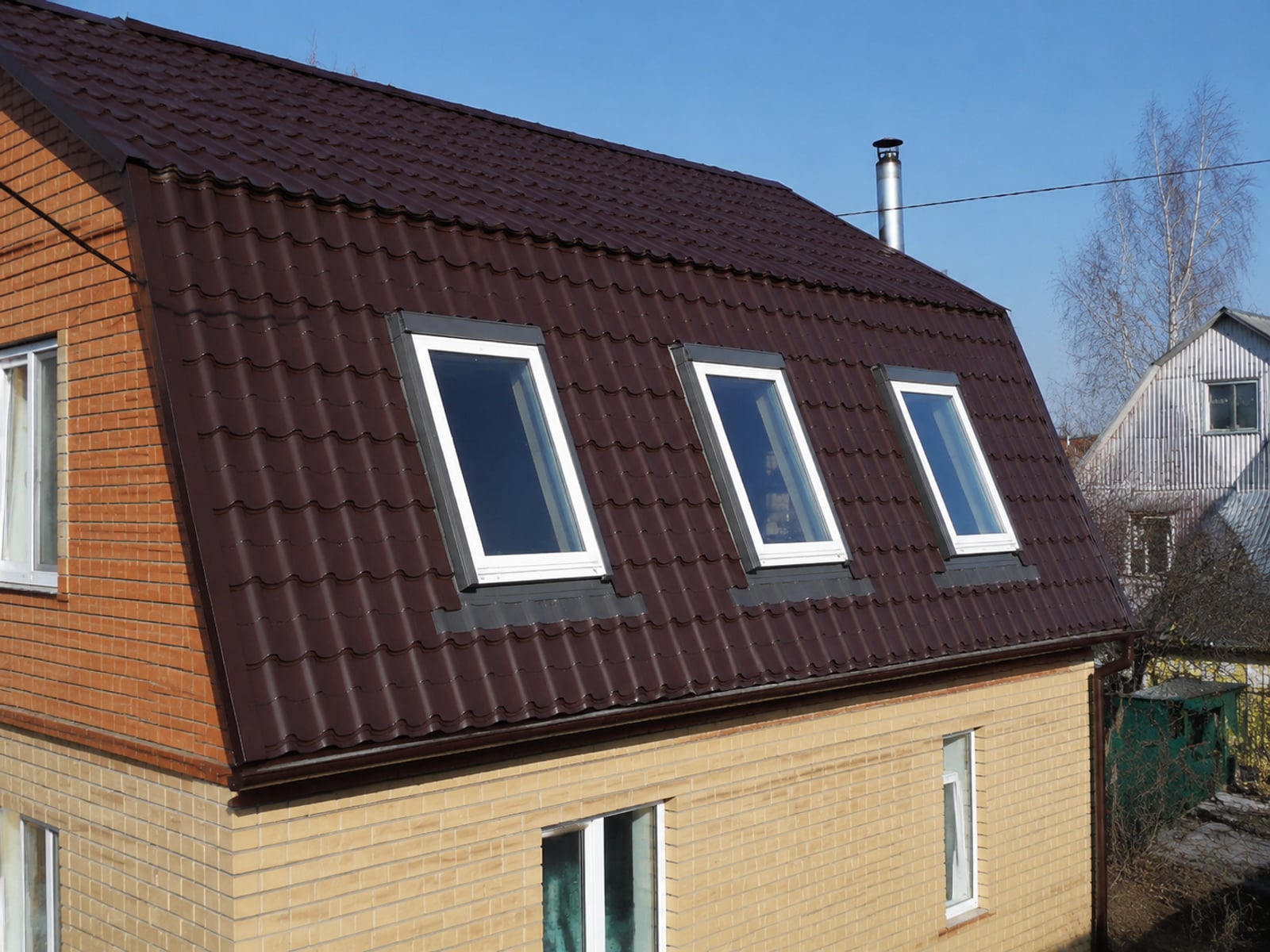 Мансардные окна Velux на крыше двухэтажного коттеджа Подмосковья
